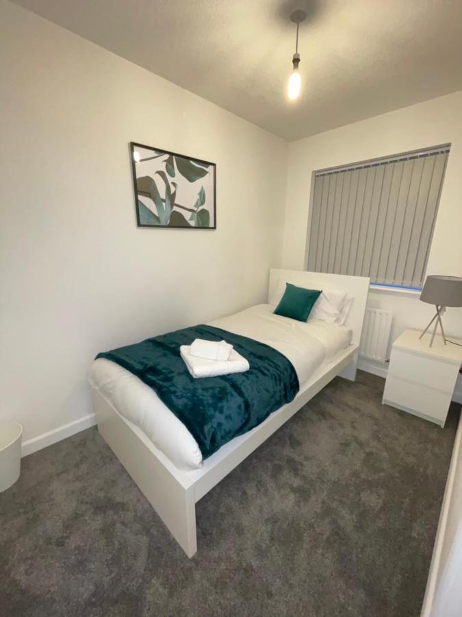 Modern 2 Bed House Cannock Perfect For Contractors Business Travellers Short Stays Driveway For 2 Vehicles Close To M6 M54 I54 A5 A38 Mcarthur Glen Designer Outlet Exterior foto