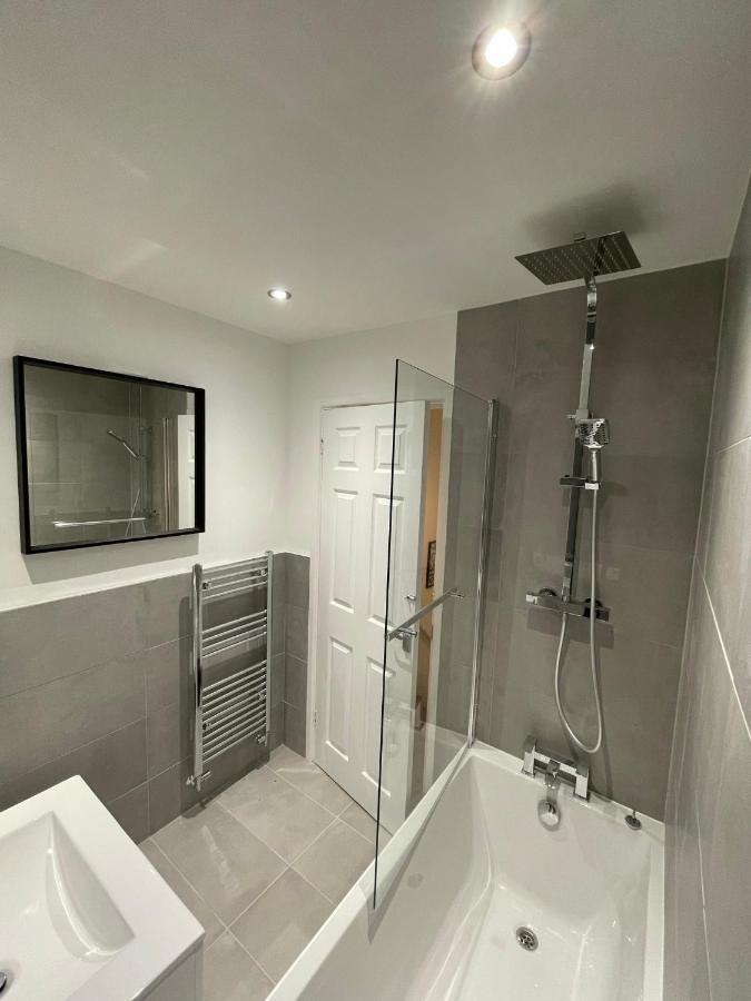 Modern 2 Bed House Cannock Perfect For Contractors Business Travellers Short Stays Driveway For 2 Vehicles Close To M6 M54 I54 A5 A38 Mcarthur Glen Designer Outlet Exterior foto