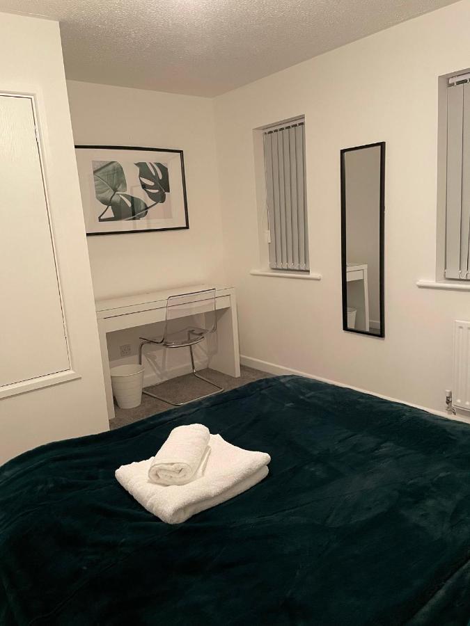Modern 2 Bed House Cannock Perfect For Contractors Business Travellers Short Stays Driveway For 2 Vehicles Close To M6 M54 I54 A5 A38 Mcarthur Glen Designer Outlet Exterior foto