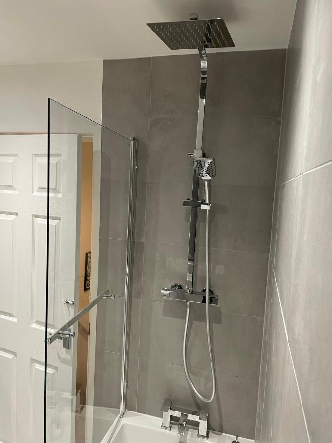 Modern 2 Bed House Cannock Perfect For Contractors Business Travellers Short Stays Driveway For 2 Vehicles Close To M6 M54 I54 A5 A38 Mcarthur Glen Designer Outlet Exterior foto